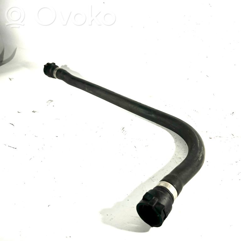 Caurulīte (-es) / šļūtene (-es)