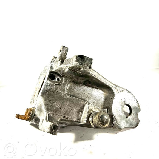 Aizmugurē riteņa rumbas vārpstas šarnīrs (stupica, capfa)