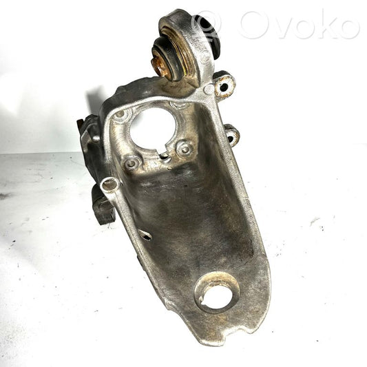 Aizmugurē riteņa rumbas vārpstas šarnīrs (stupica, capfa)