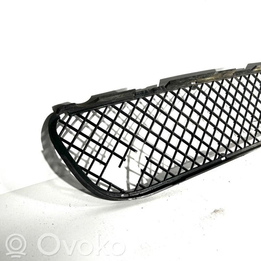 Priekšpusē dekoratīva bampera uzlikas