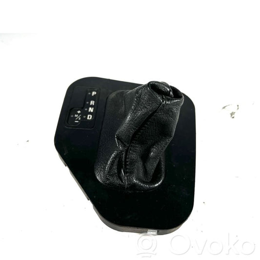 Ātrumu pārslēgšanas sviras dekoratīvā apdare (plastmasas)