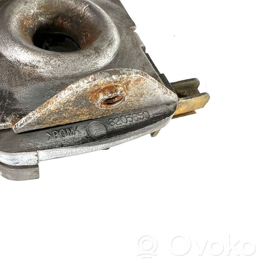 Dzinēja pārsega slēdzene