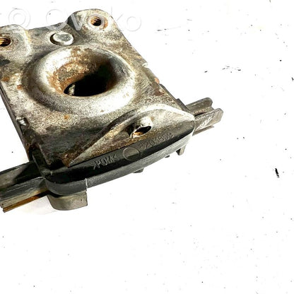 Dzinēja pārsega slēdzene