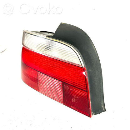 Задний фонарь в кузове