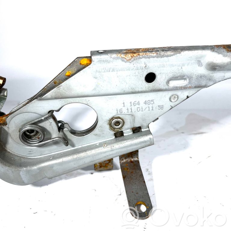 Rokas bremzes mehānisms (salonā)