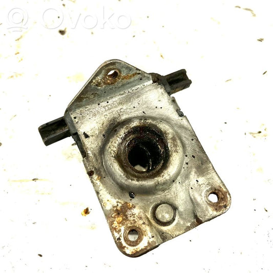 Dzinēja pārsega slēdzene