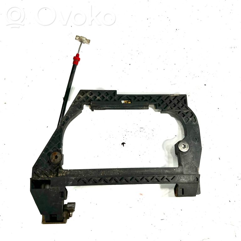 Priekšpusē turētājs / kronšteins ārējam atvēršanas rokturim