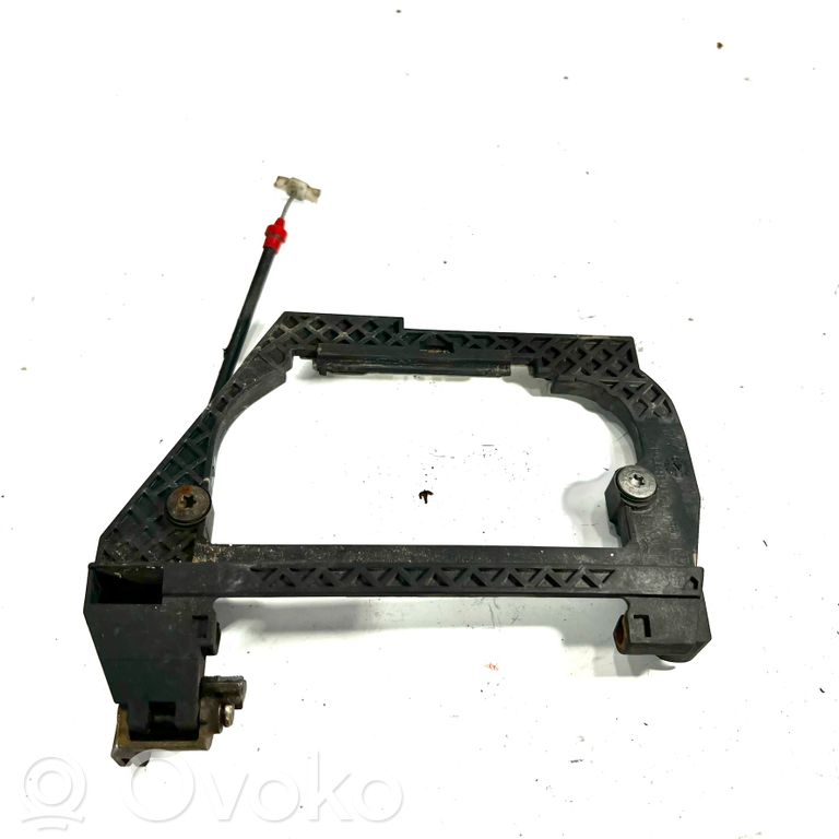 Priekšpusē turētājs / kronšteins ārējam atvēršanas rokturim