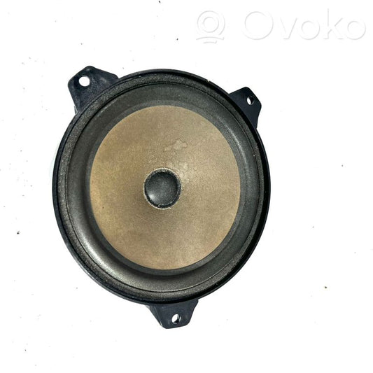 Skaļrunis (-i) aizmugurējā palodzē