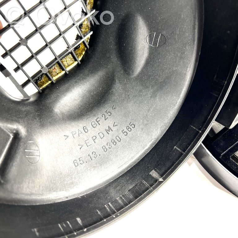 Skaļrunis (-i) aizmugurējā palodzē