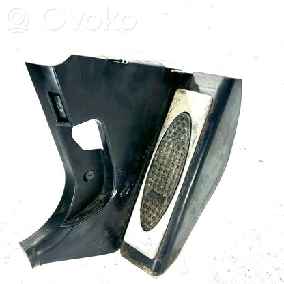 Kāju zonas sānu dekoratīvā apdare