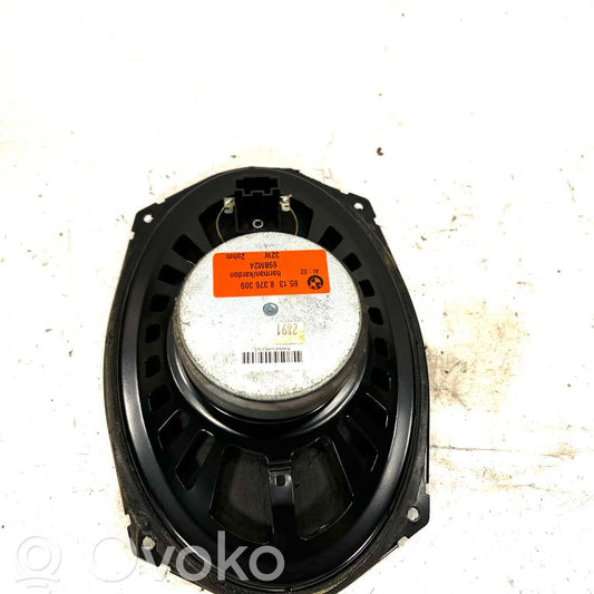 Skaļrunis (-i) aizmugurējā palodzē