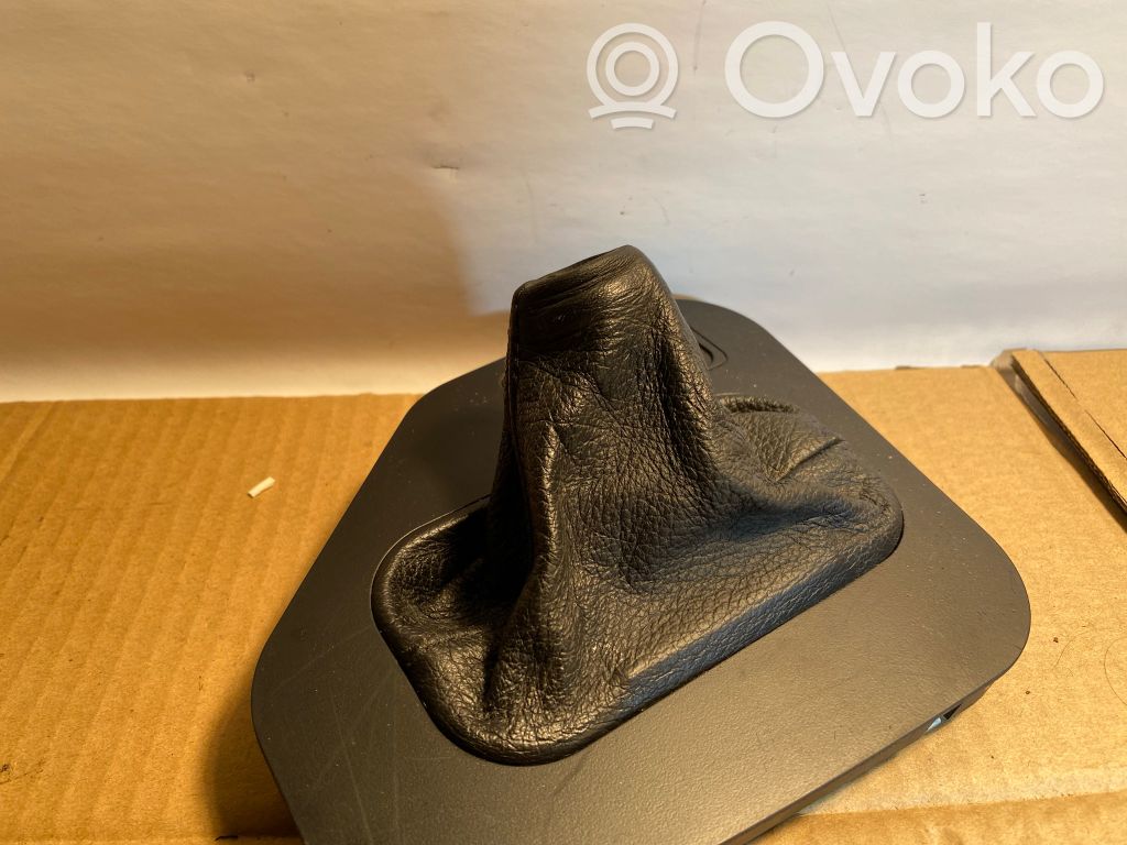 Ātrumu pārslēgšanas sviras dekoratīvā apdare (plastmasas)