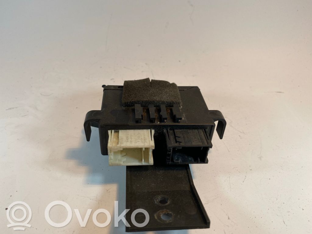 Sānu spoguļa vadības modulis