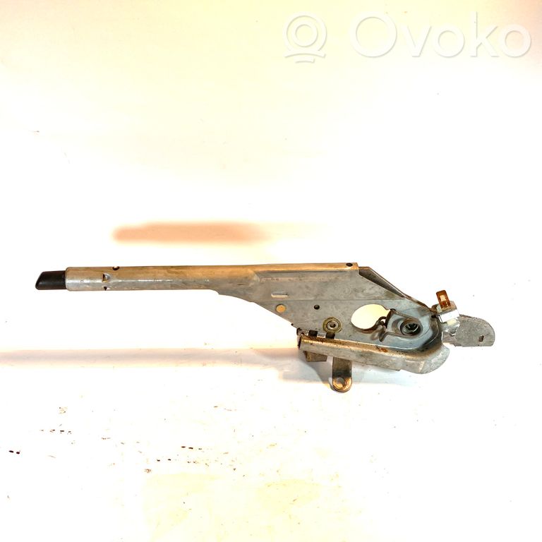 Rokas bremzes mehānisms (salonā)