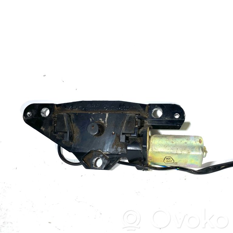 Aizmugurējā pārsega pievilcējs