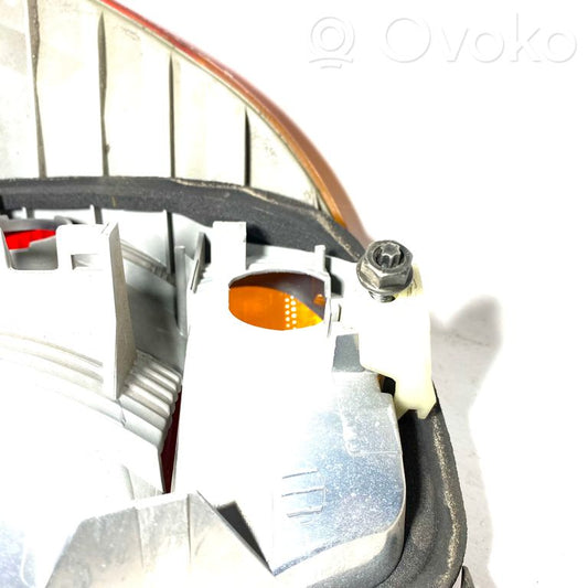 Задний фонарь в кузове