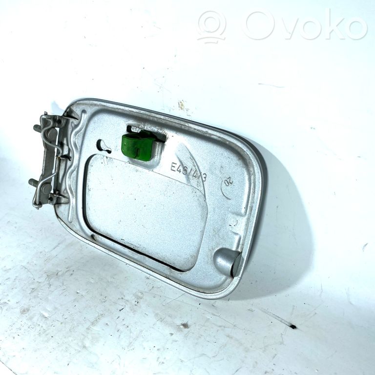 Dekoratīvā apdare pie degvielas tvertnes vāciņa