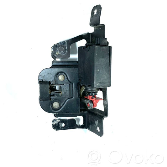 Aizmugurējā pārsega slēdzene