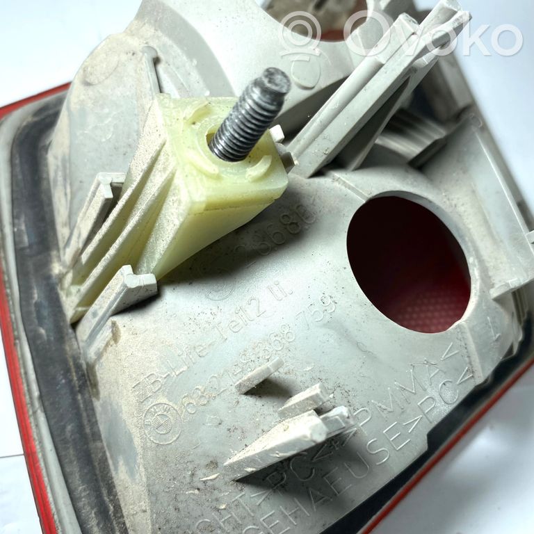 Aizmugurējais lukturis pārsegā