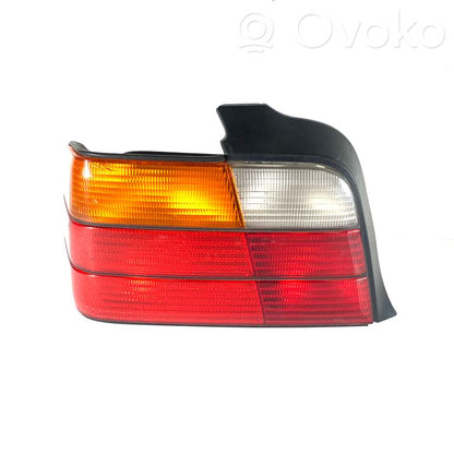 Aizmugurējais lukturis virsbūvē