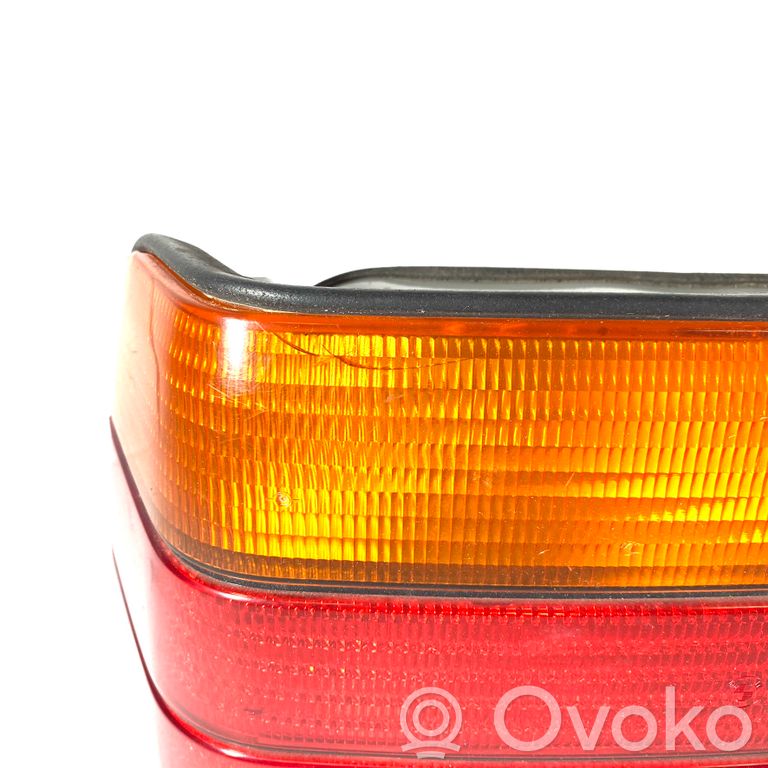 Aizmugurējais lukturis virsbūvē