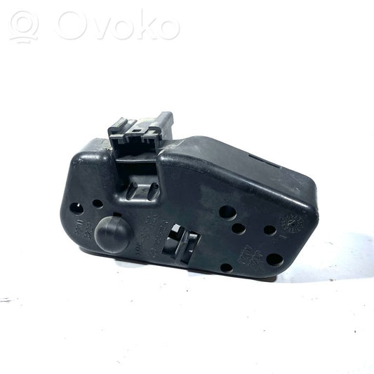 Rear lamp cover holder