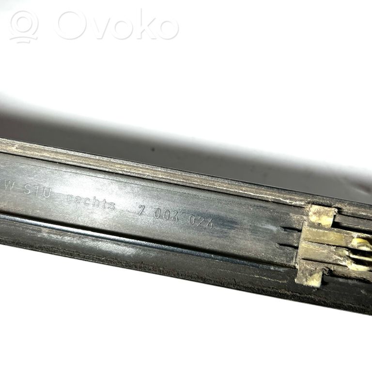 Priekšpusē durvju dekoratīvā apdare (moldings)