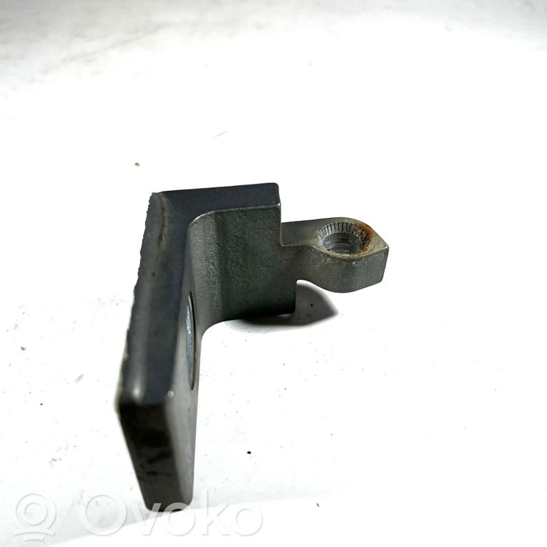 Priekšpusē augšējā vira (eņģe)