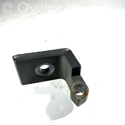 Priekšpusē augšējā vira (eņģe)