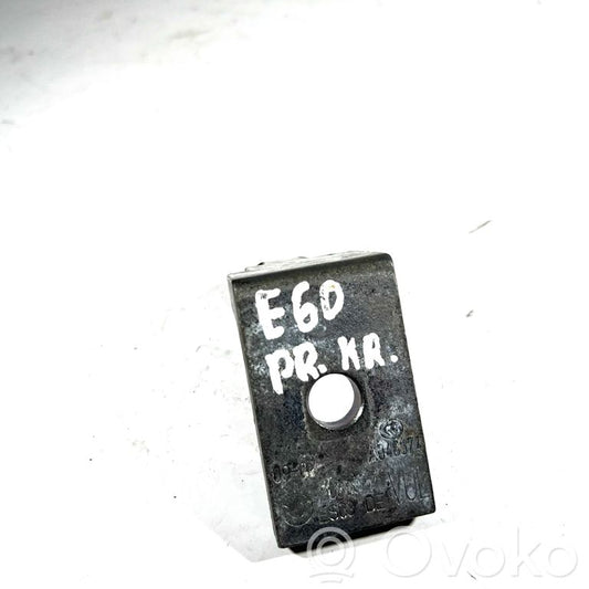 Priekšpusē apakšējā vira (eņģe)