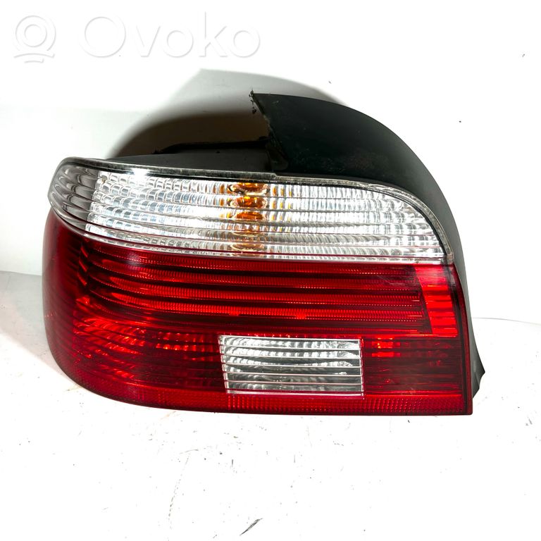 Aizmugurējais lukturis virsbūvē