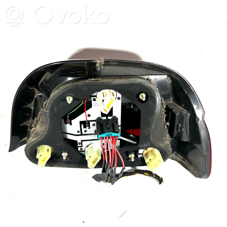 Aizmugurējais lukturis virsbūvē