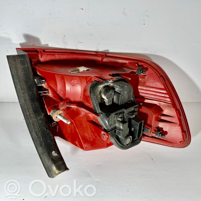 Aizmugurējais lukturis virsbūvē