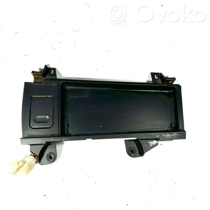 Отсек для хранения вещей в центральной консоли