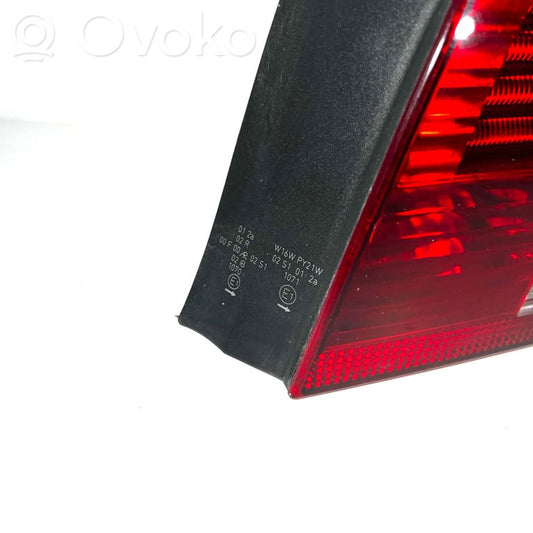 Задний фонарь в кузове