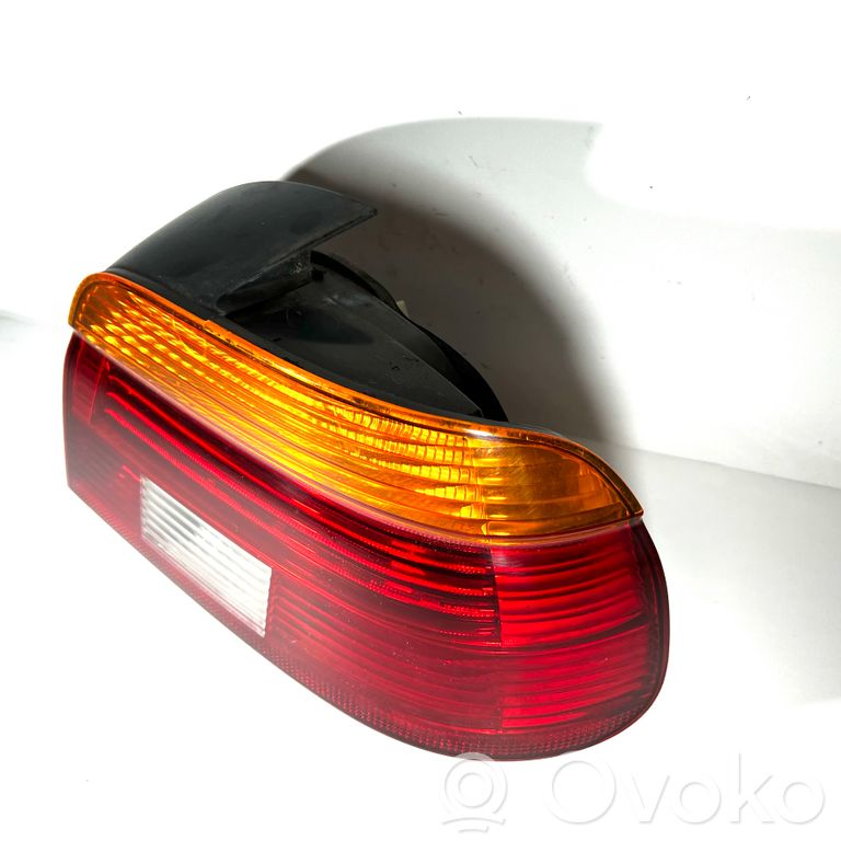 Aizmugurējais lukturis virsbūvē