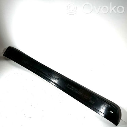 Priekšējā sliekšņa dekoratīvā apdare (iekšējā)