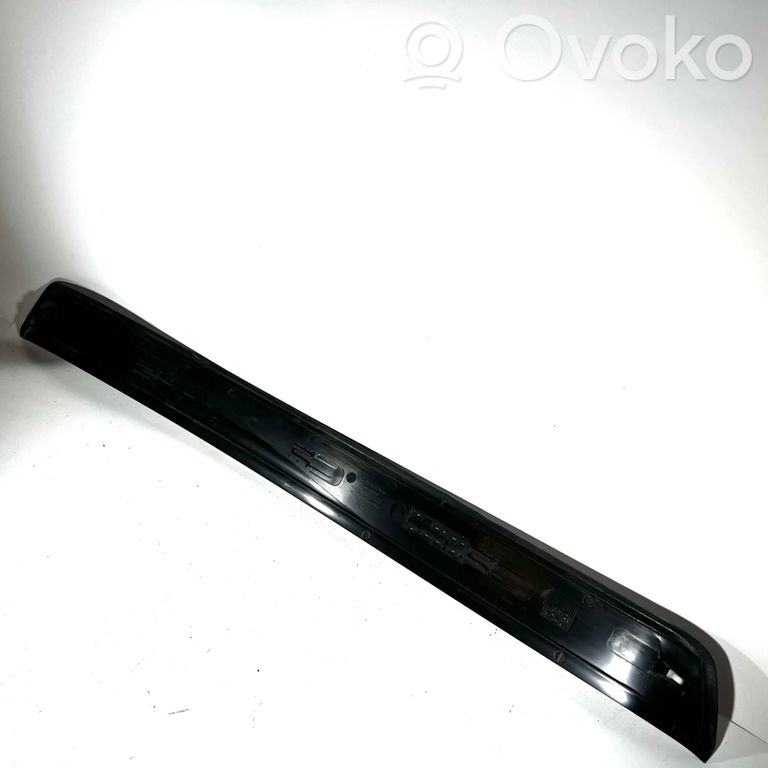 Priekšējā sliekšņa dekoratīvā apdare (iekšējā)