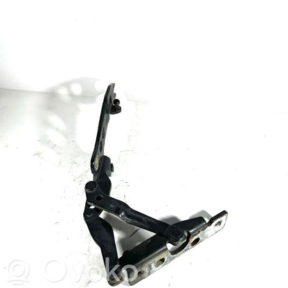 Dzinēja pārsega eņģe (-es)