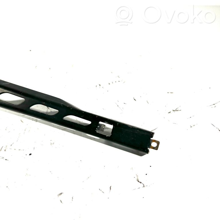 Priekšējā loga tīrītāja kājiņa