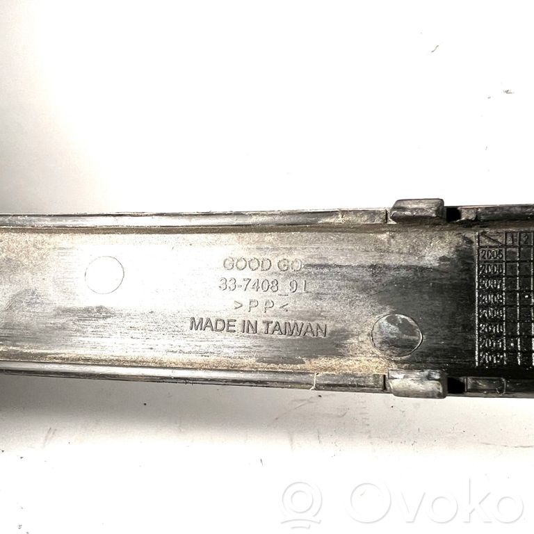 Декоративная накладка на бампер спереди