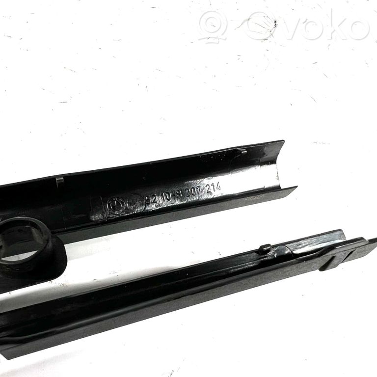 Priekšējā pasažiera sēdekļa sliedītes dekoratīvā apdare