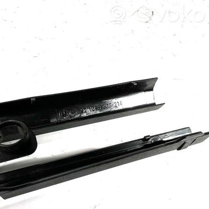 Priekšējā pasažiera sēdekļa sliedītes dekoratīvā apdare