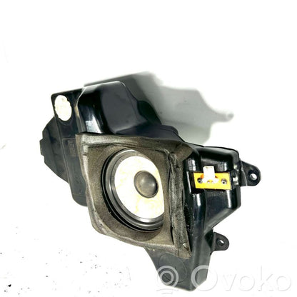 Skaļrunis (-i) aizmugurējā palodzē