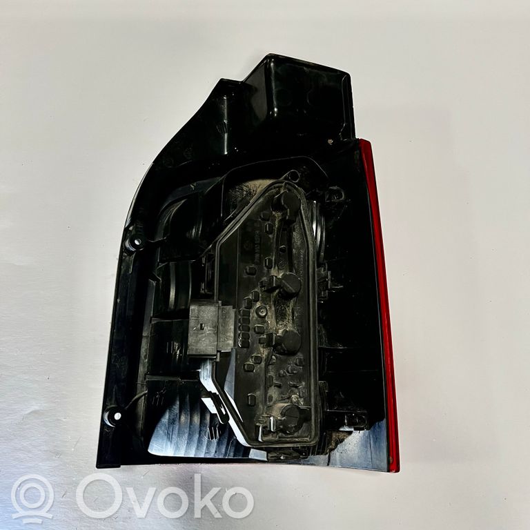 Задний фонарь в кузове