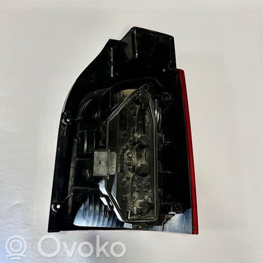 Задний фонарь в кузове