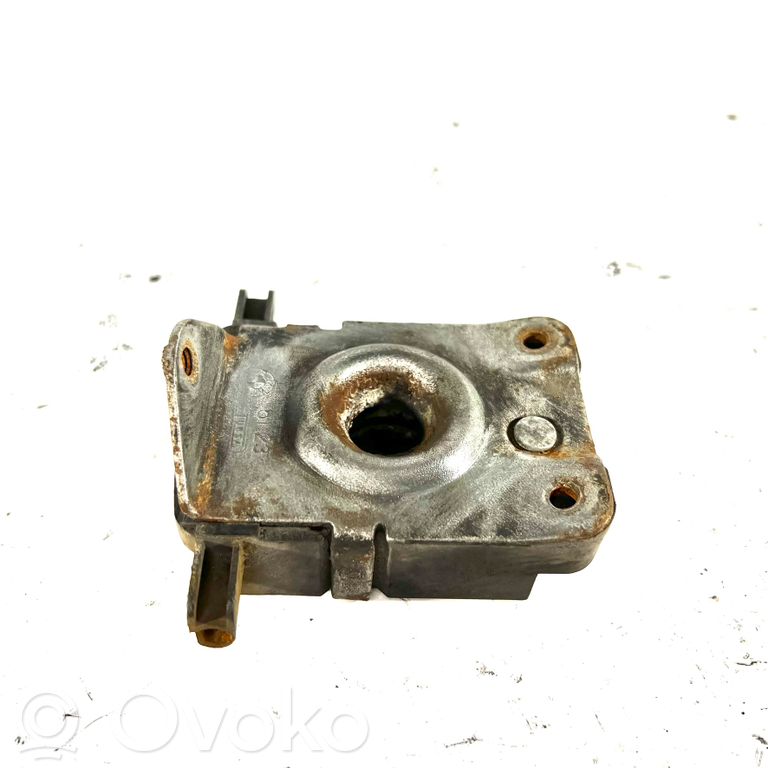 Dzinēja pārsega slēdzene