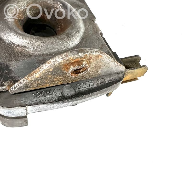 Dzinēja pārsega slēdzene