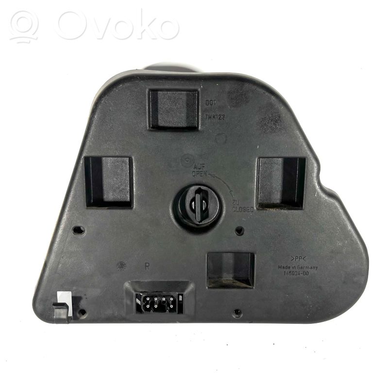 Aizmugures spuldzes vāka turētājs